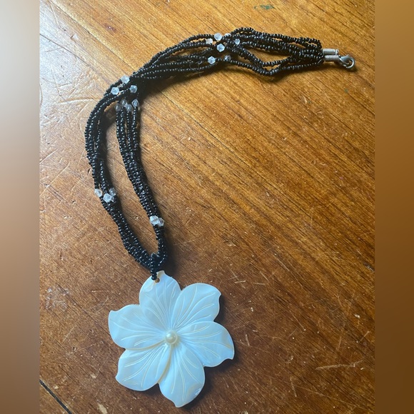 Flower necklace - Picture 1 of 4